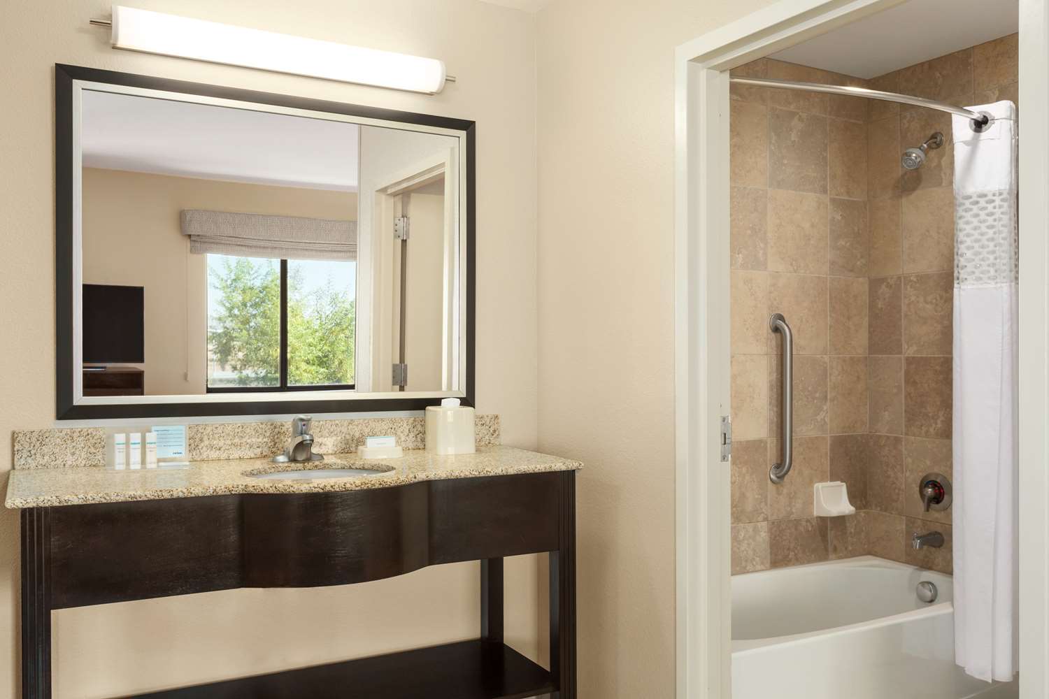 hampton inn and suites phoenix glendale westgate