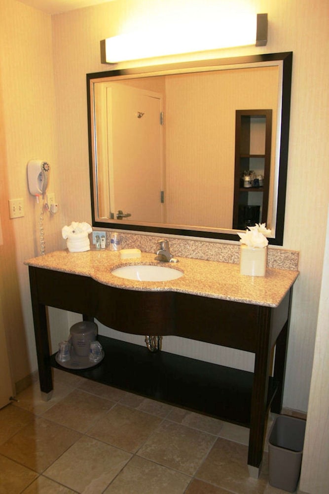 hampton inn and suites phoenix glendale westgate