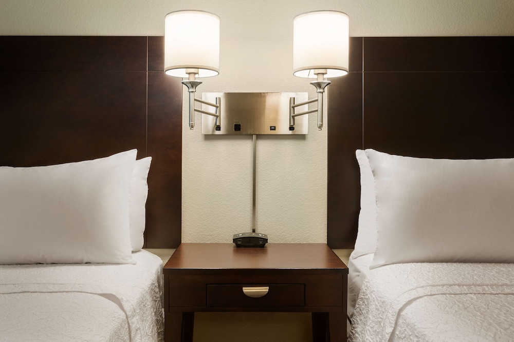 hampton inn and suites phoenix glendale westgate