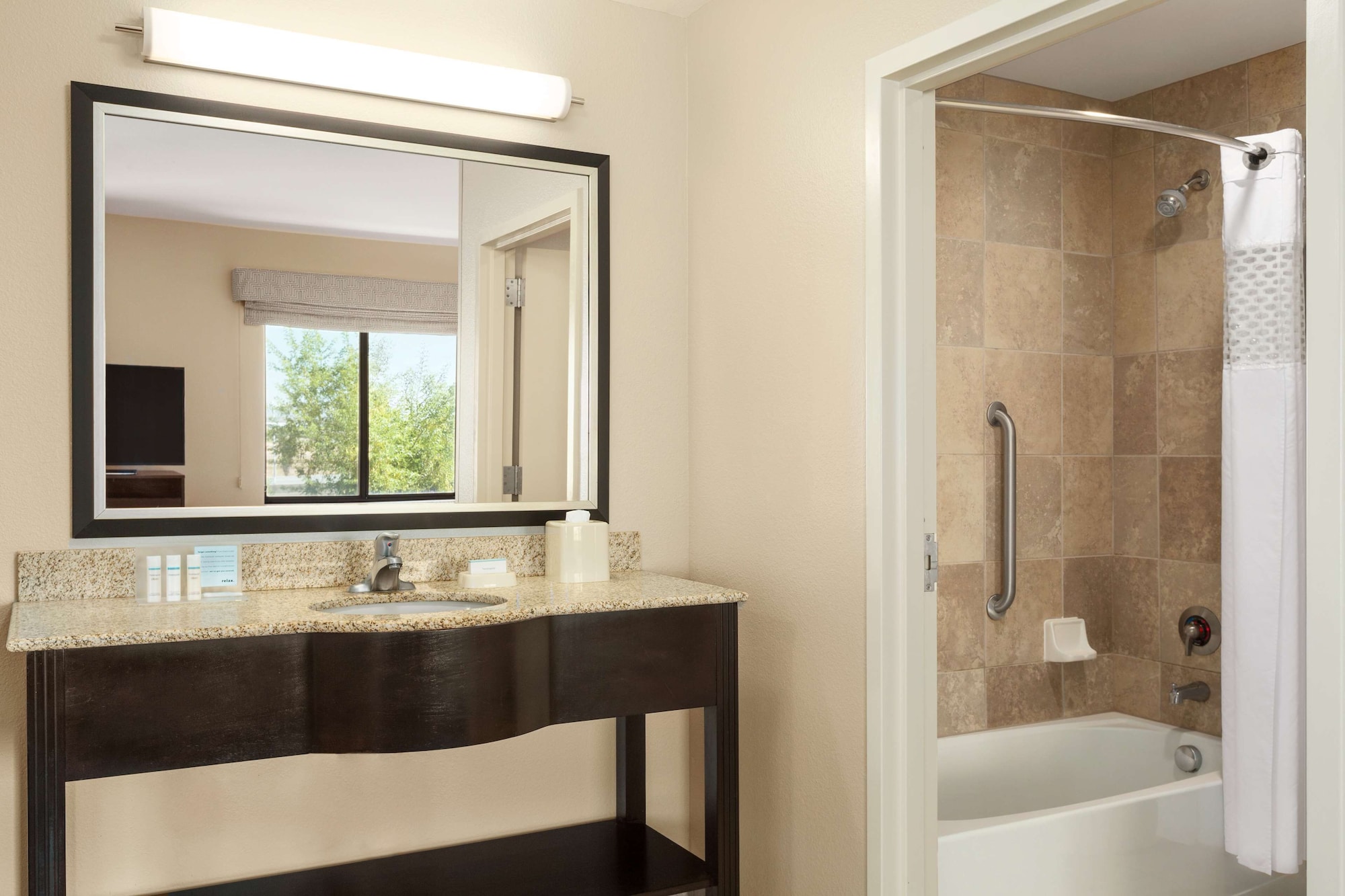 hampton inn and suites phoenix glendale westgate