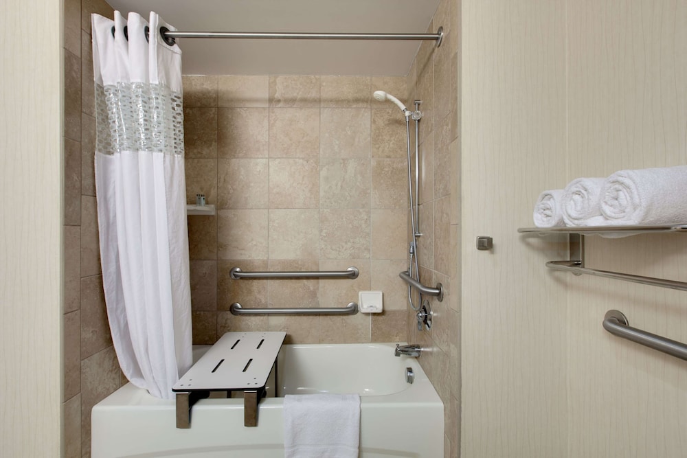 hampton inn and suites phoenix glendale westgate