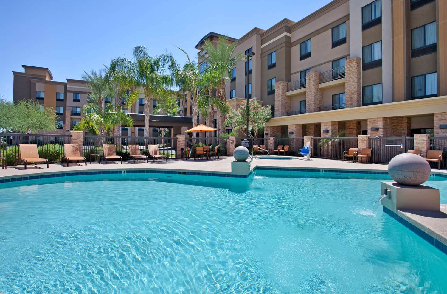 hampton inn and suites phoenix glendale westgate