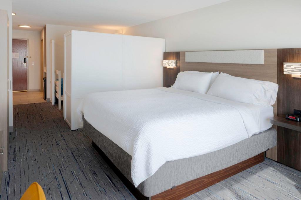 holiday inn express hotel and suites fort atkinson by ihg