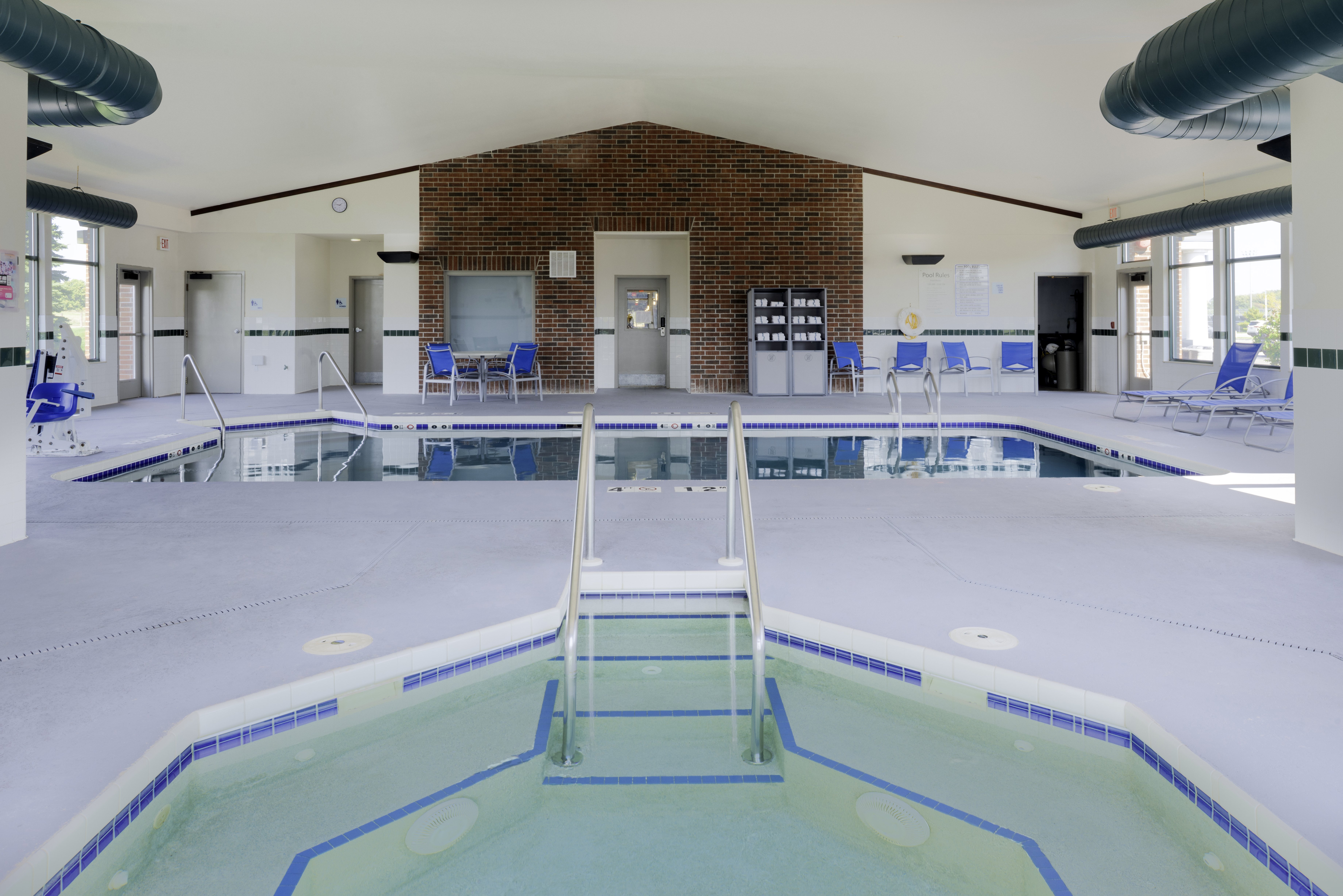 holiday inn express hotel and suites fort atkinson by ihg
