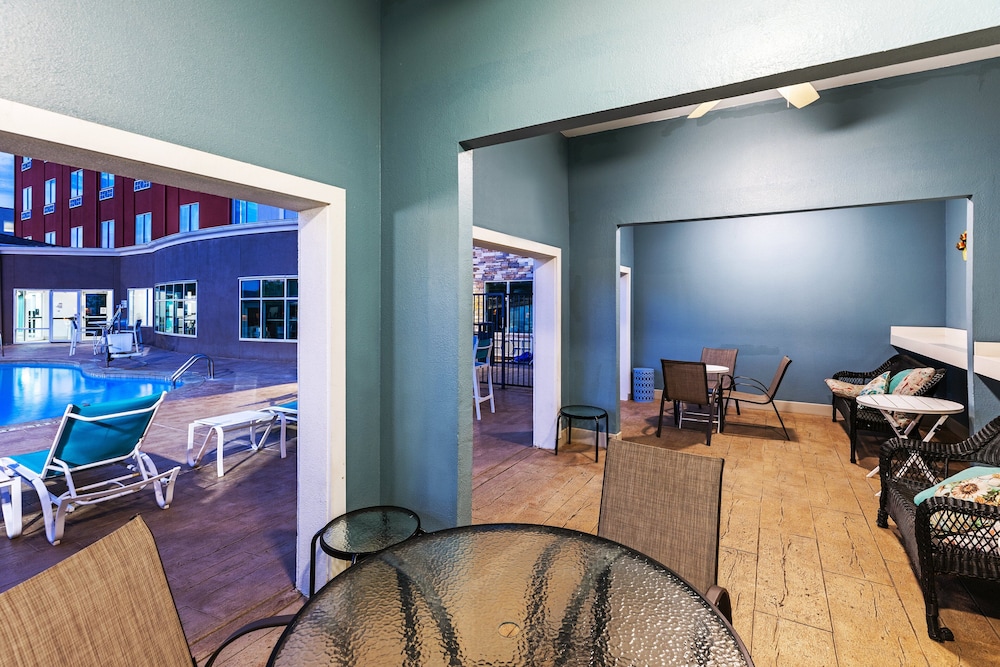 holiday inn express and suites houston space center
