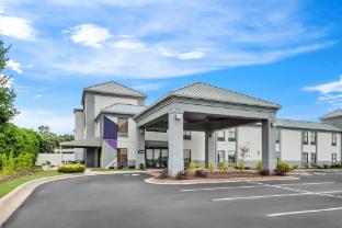 holiday inn express and suites fayetteville nw spring lake