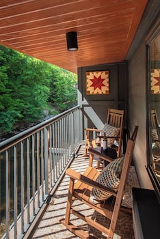 Historic Rocky Waters Inn, A Small Luxury Hotel,Near Ripley's Aquarium Of The Smokies,4 star