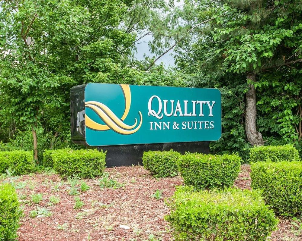 quality inn and suites kansas city i 435n near sports complex