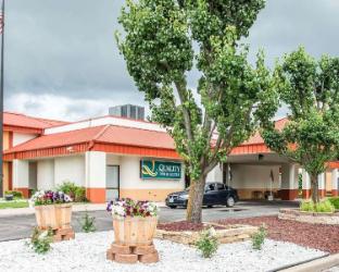 quality inn and suites kansas city i 435n near sports complex