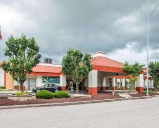 quality inn and suites kansas city i 435n near sports complex