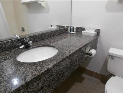 quality inn and suites kansas city i 435n near sports complex
