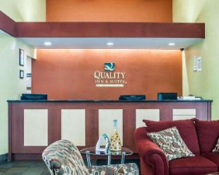 quality inn and suites kansas city i 435n near sports complex
