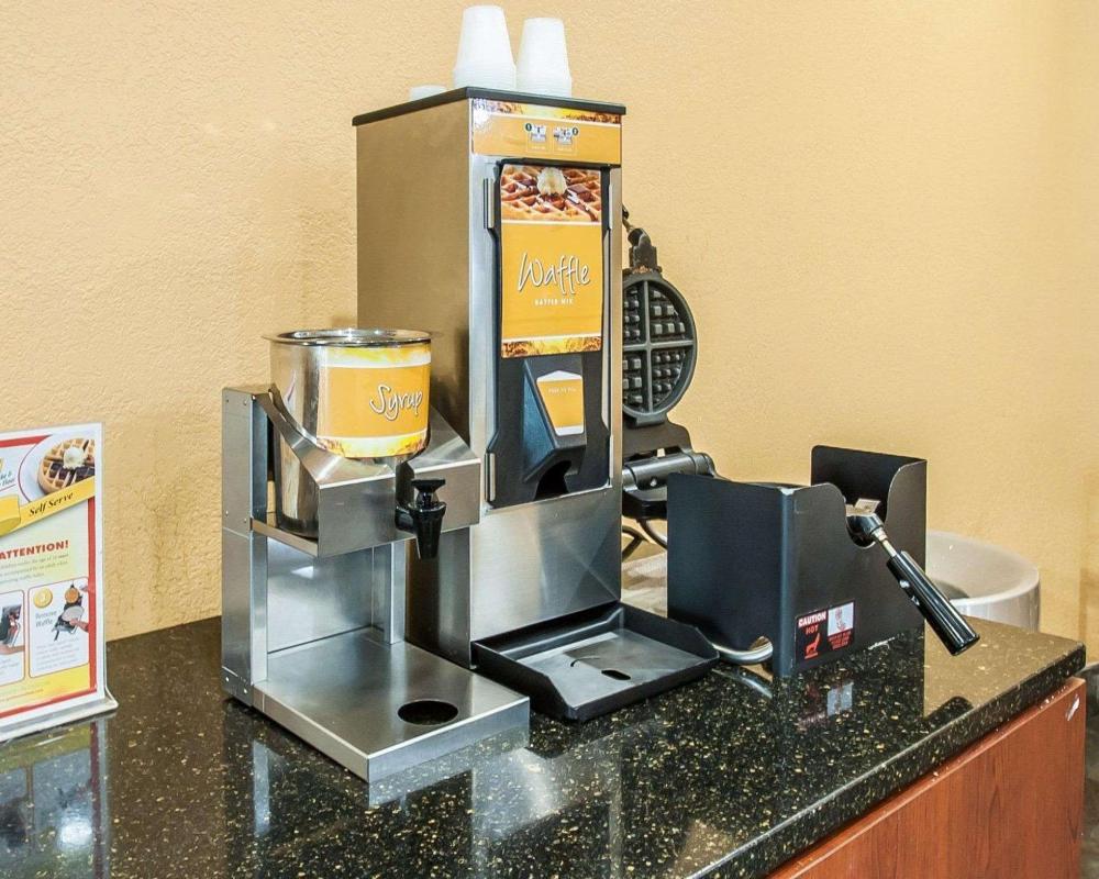 quality inn and suites kansas city i 435n near sports complex