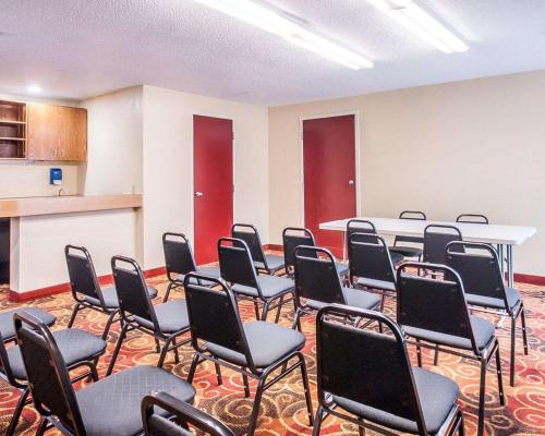 quality inn and suites kansas city i 435n near sports complex
