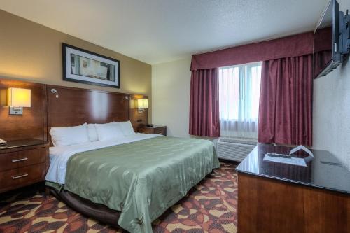 quality inn and suites kansas city i 435n near sports complex