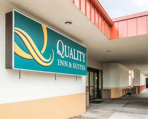 quality inn and suites kansas city i 435n near sports complex