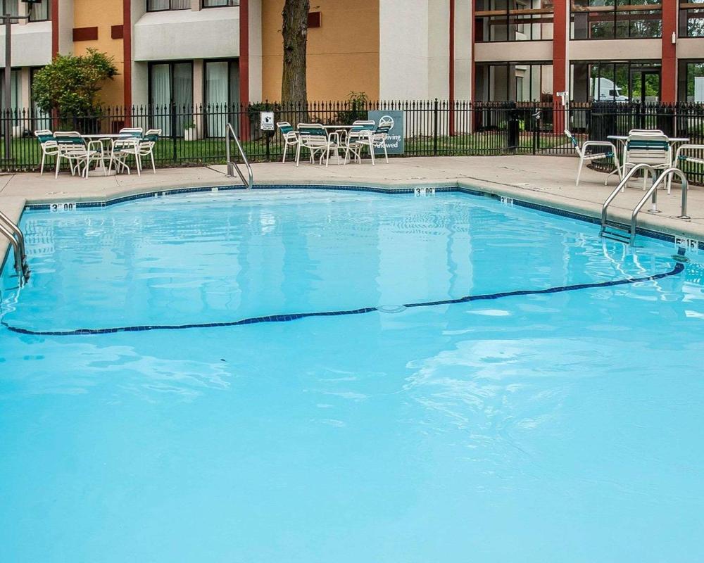 quality inn and suites kansas city i 435n near sports complex