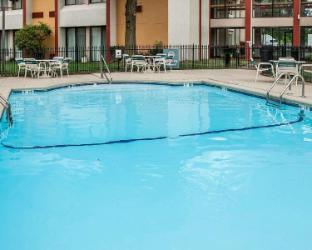 quality inn and suites kansas city i 435n near sports complex