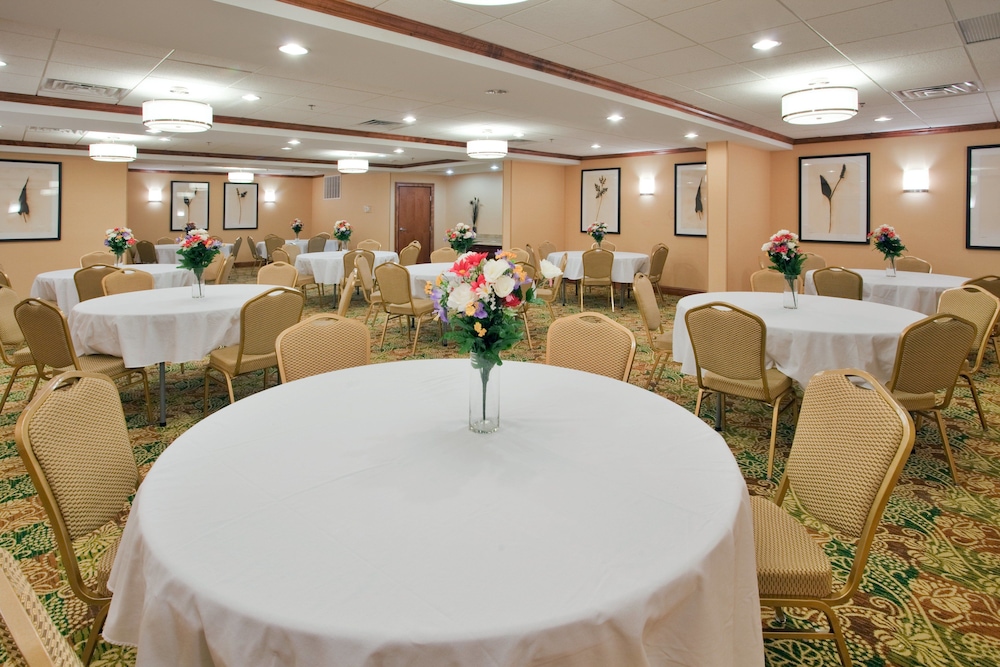 holiday inn express hotel and suites fredericksburg by ihg