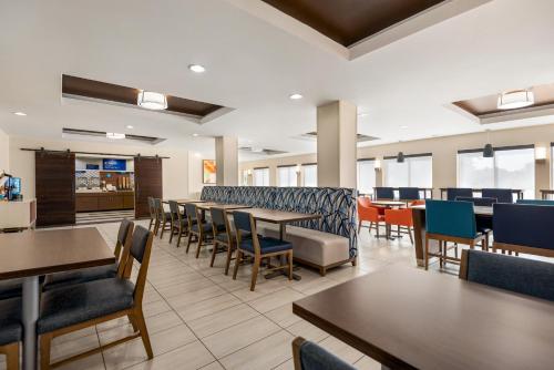 holiday inn express hotel and suites fredericksburg by ihg