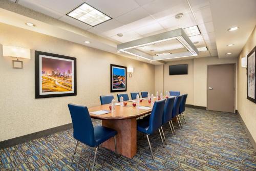 holiday inn express hotel and suites fredericksburg by ihg
