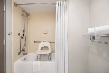 Holiday Inn Express Hotel & Suites Fredericksburg By Ihg,Falmouth>>Bowling Green,3 star