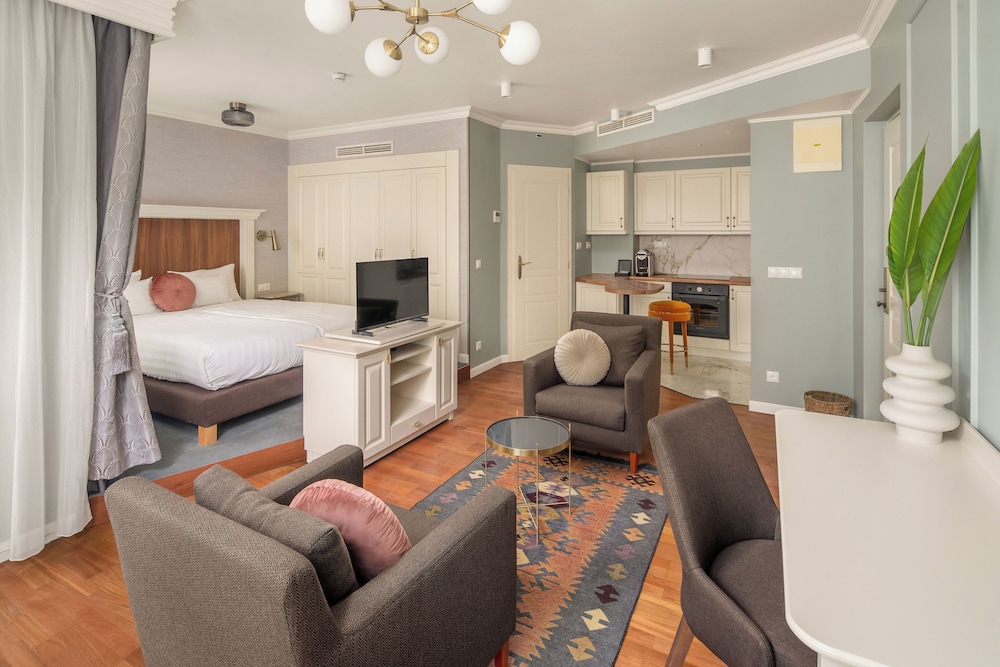 queens court hotel and residence