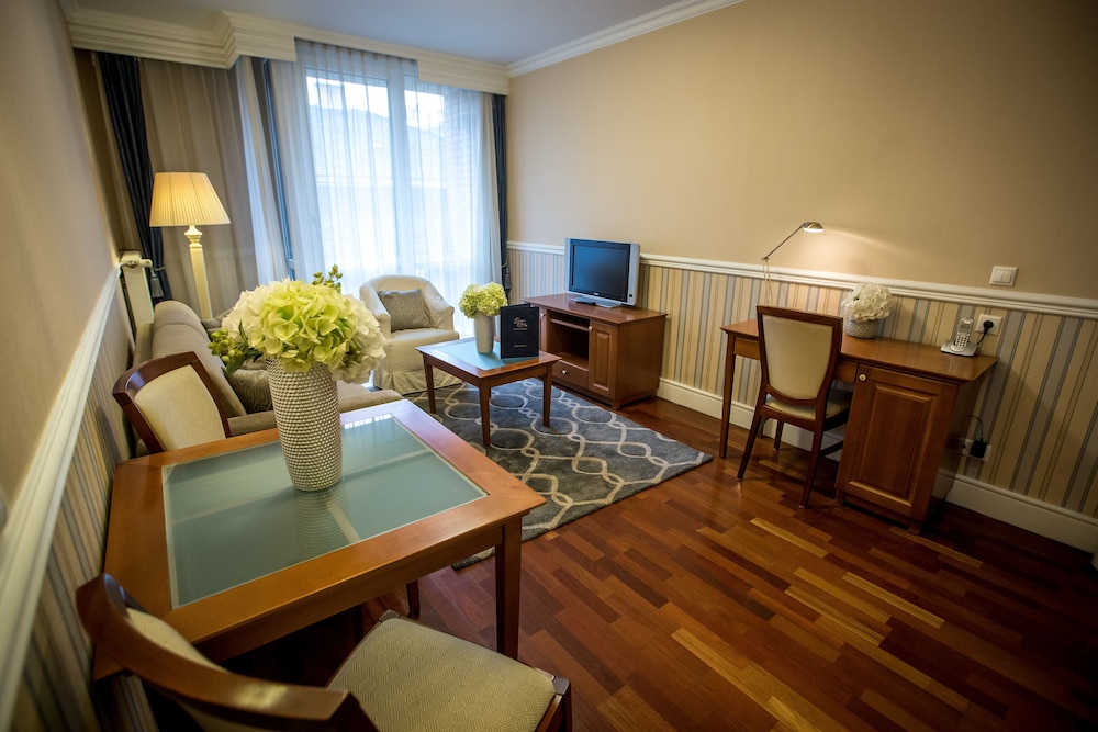 queens court hotel and residence