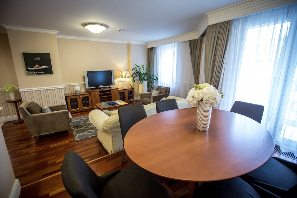queens court hotel and residence