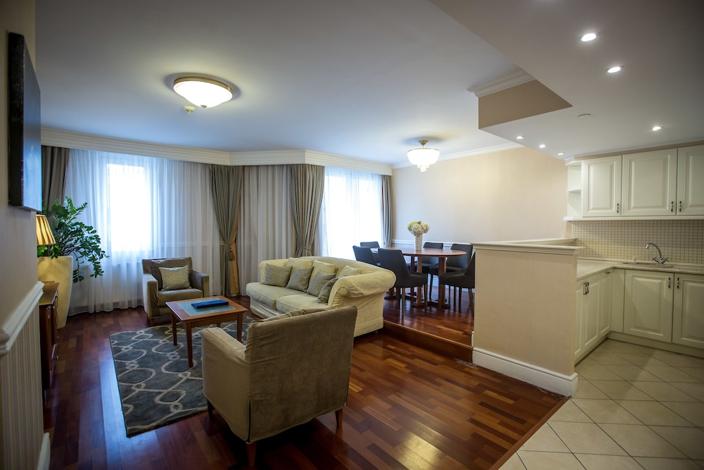 queens court hotel and residence