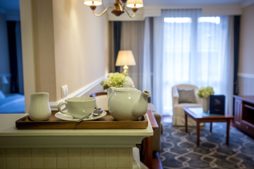 queens court hotel and residence