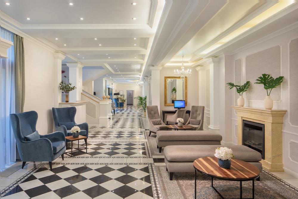 queens court hotel and residence