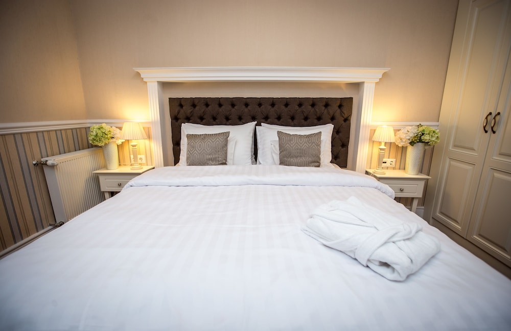 queens court hotel and residence