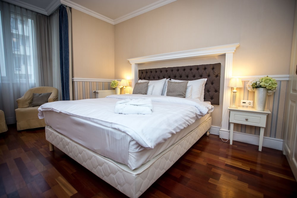queens court hotel and residence