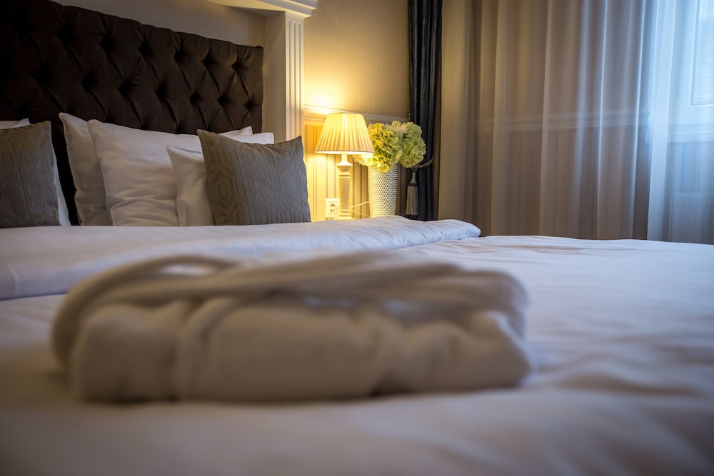 queens court hotel and residence