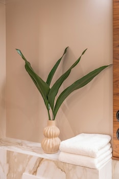 queens court hotel and residence