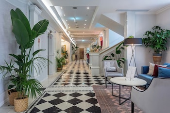 queens court hotel and residence