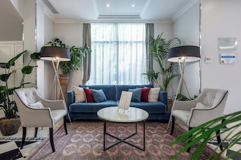 queens court hotel and residence