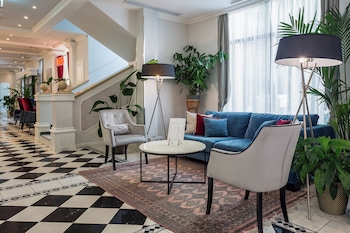 queens court hotel and residence