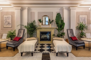 queens court hotel and residence