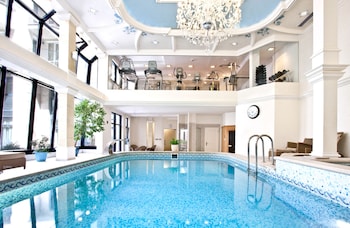 queens court hotel and residence