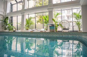 queens court hotel and residence