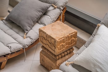 queens court hotel and residence