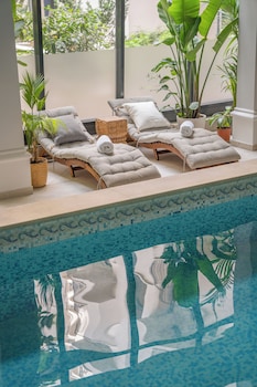 queens court hotel and residence