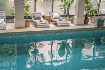 queens court hotel and residence