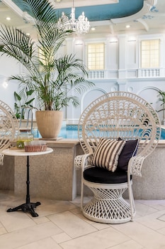 queens court hotel and residence