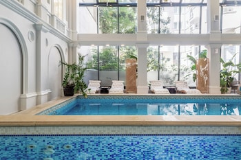 queens court hotel and residence