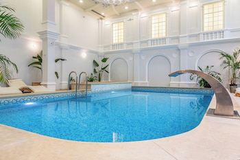 queens court hotel and residence