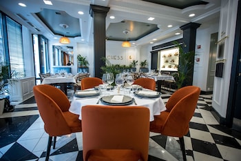 queens court hotel and residence