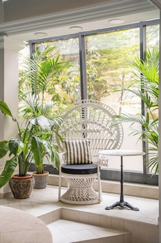 queens court hotel and residence